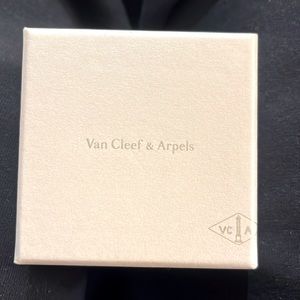 Van Cleef & Arpels NEW green suede ring box with white gift box cover